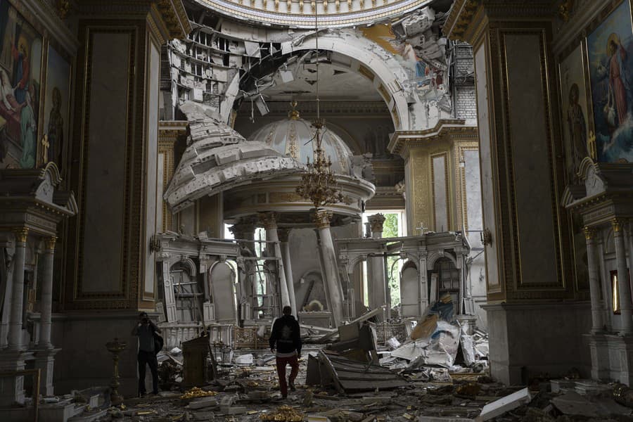 Cirkevný personál kontroluje škody v katedrále Premenenia Pána v ukrajinskej Odese v nedeľu 23. júla 2023 po ruských raketových útokoch.