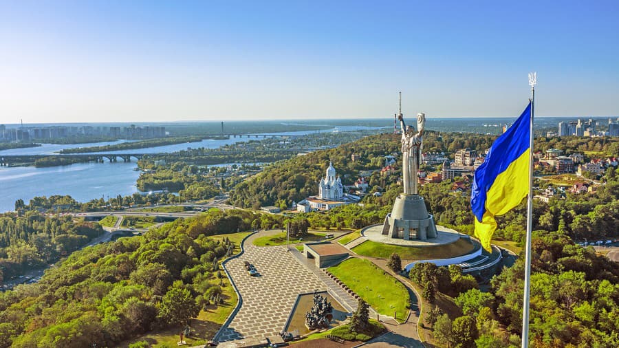 Jeden z hlavných pomníkov v Kyjeve, obria socha ženy s mečom a štítom v ruke, týčiaci sa nad Dneprom.