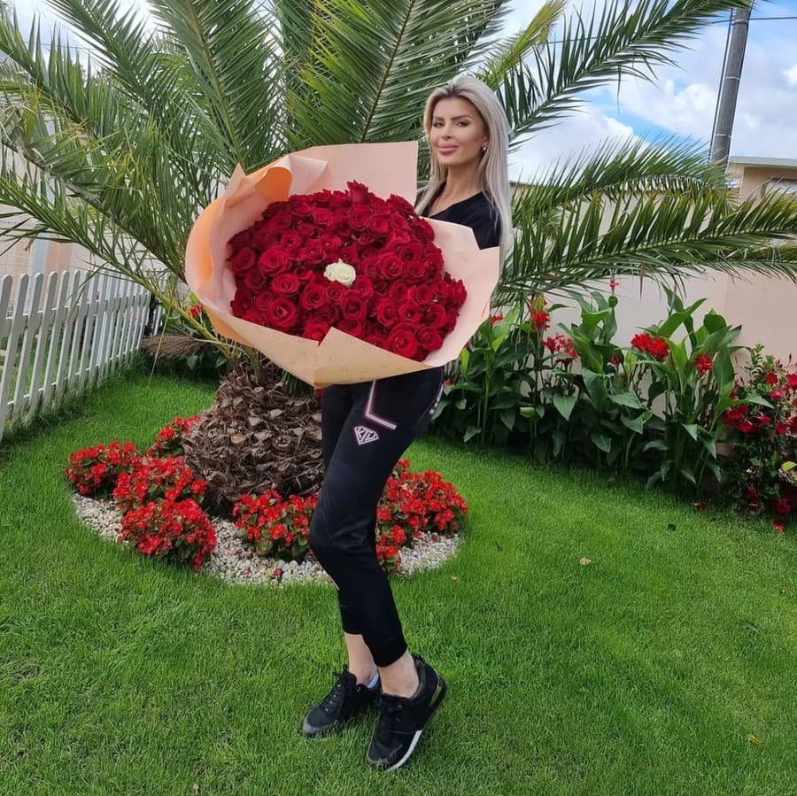 Karlos dal manželke Lele k výročiu svadby obrovskú kyticu.