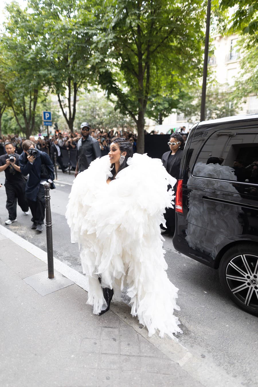 Cardi B v uliciach Paríža.