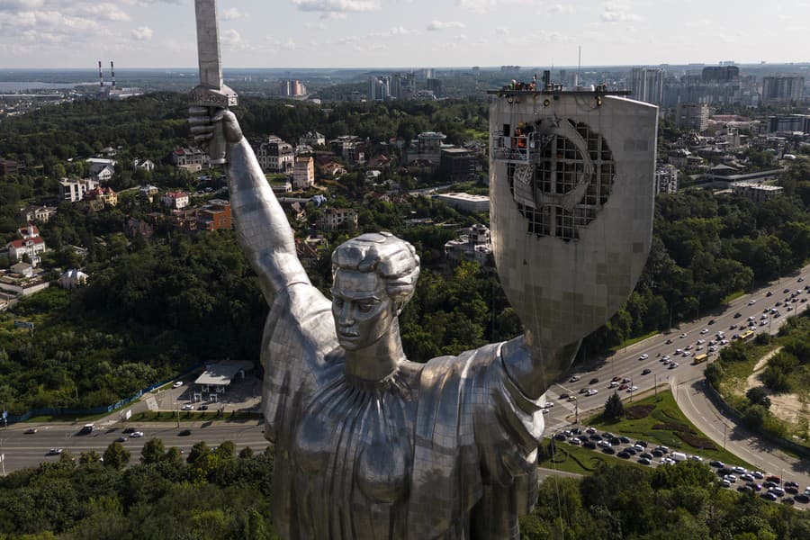 Robotníci odstránili štátny znak