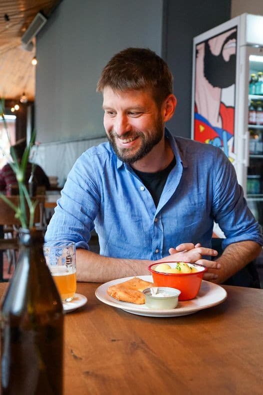 "Minule ste viacerí spomínali, že k smažáku radšej varené zemiaky… Blížim sa do Popradu, kde o tom o 18:00 môžeme podebatovať aj osobne. Teším sa!" písal šéf Progresívneho Slovenska pred debatou 