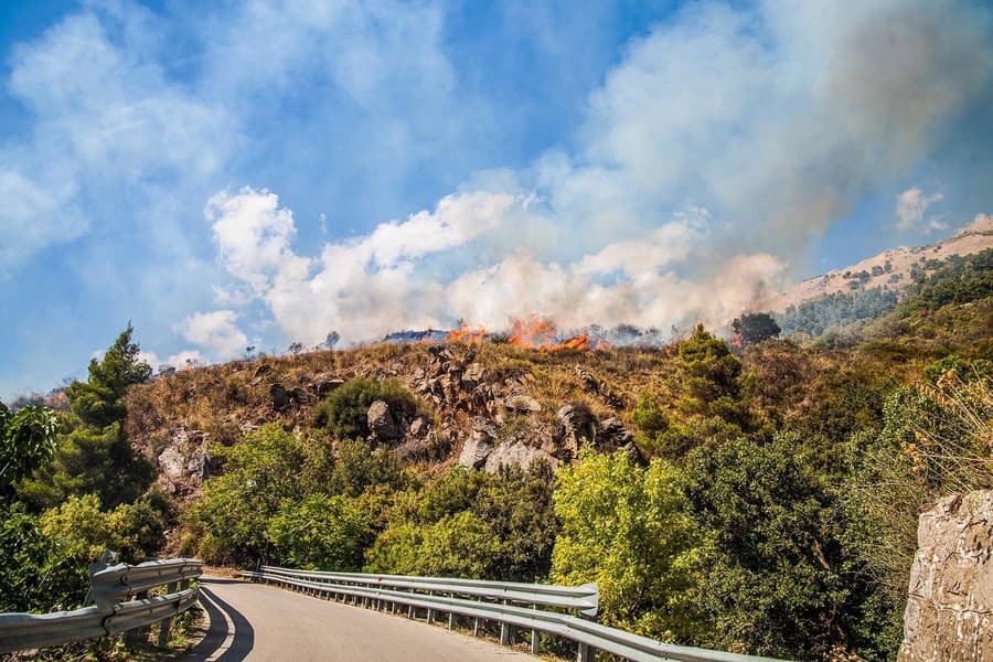 Lesné požiare zachvátili grécke ostrovy.