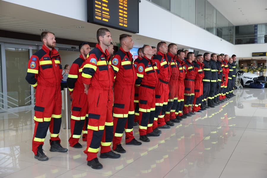 Slovenskí hasiči pomáhali s hasením lesných požiarov na ostrove Rhodos.