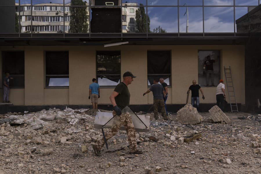 Ľudia upratujú trosky pred