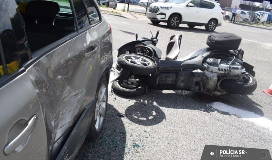 Vodička motocyklistovi nedala prednosť.