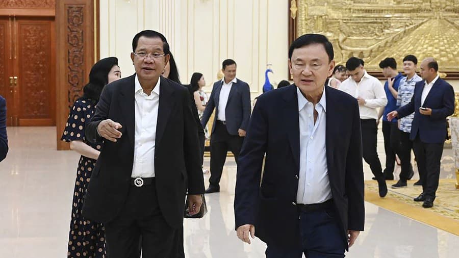 Hun Sen (vľavo) kráča