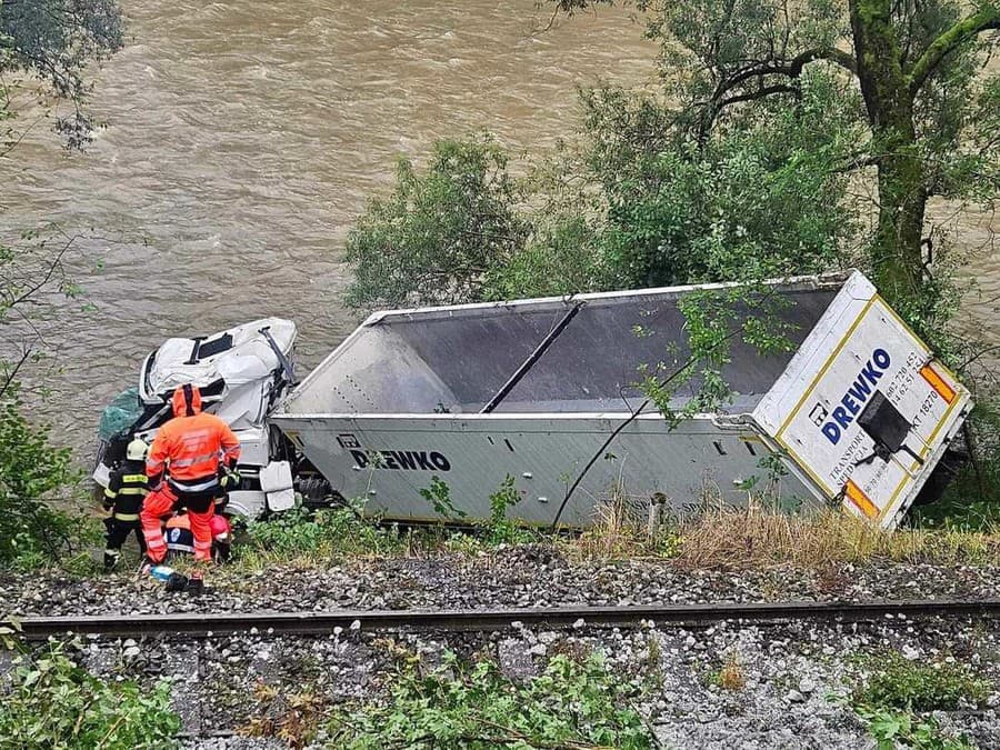 Kamión skončil mimo cesty.