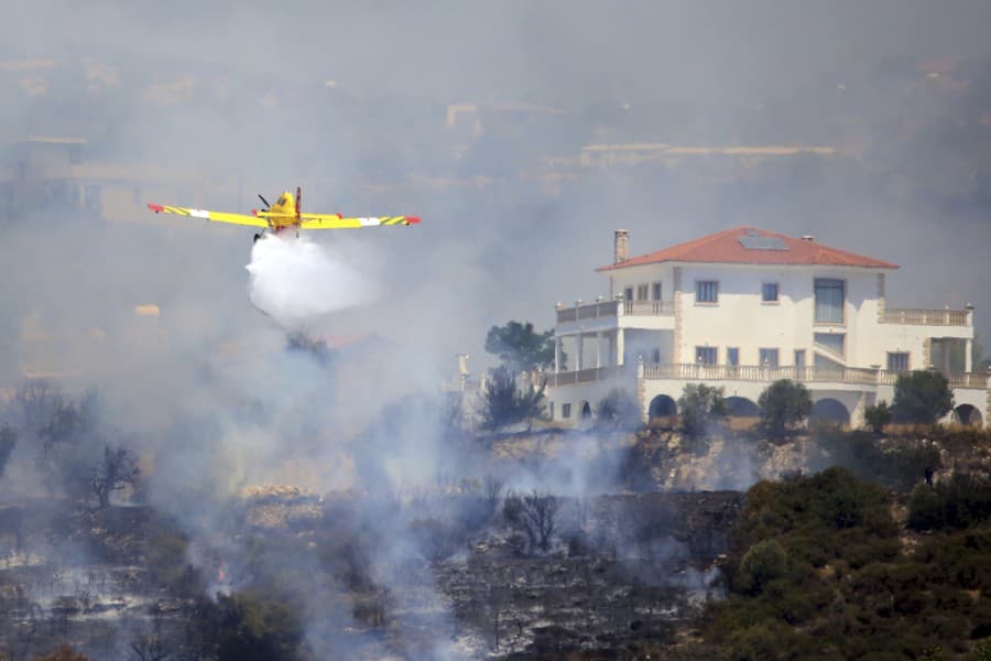 Najväčší tohoročný lesný požiar na Cypre je pod kontrolou.