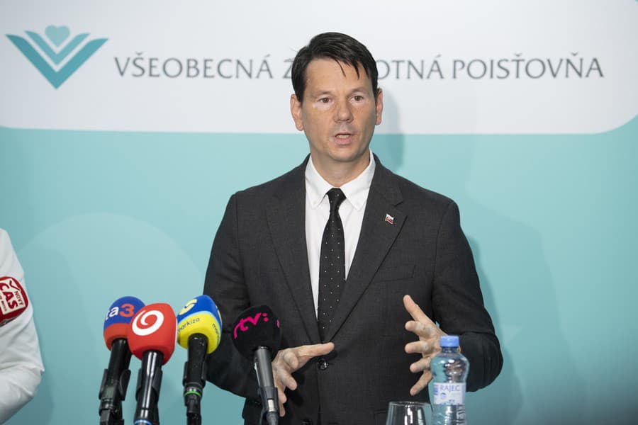 Minister Palkovič tvrdí, že môžu len apelovať na ostatné poisťovne, aby podobné metódy zavádzali.