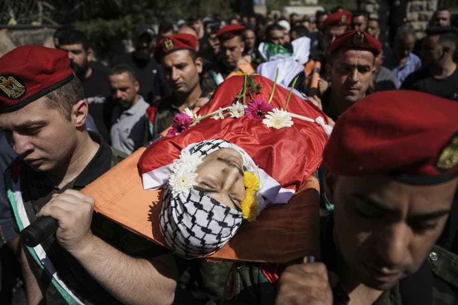 Smútiaci nesú telo Palestínčana Kusaja Džamála Maatana († 19).