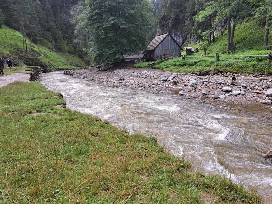 Silné dažde spôsobili zrútenie