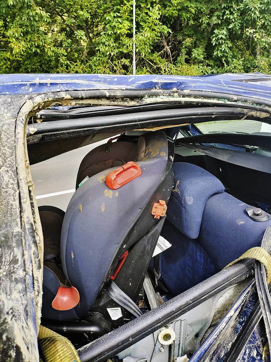Riškova autosedačka zostala zakliesnená v rozbitom aute. 