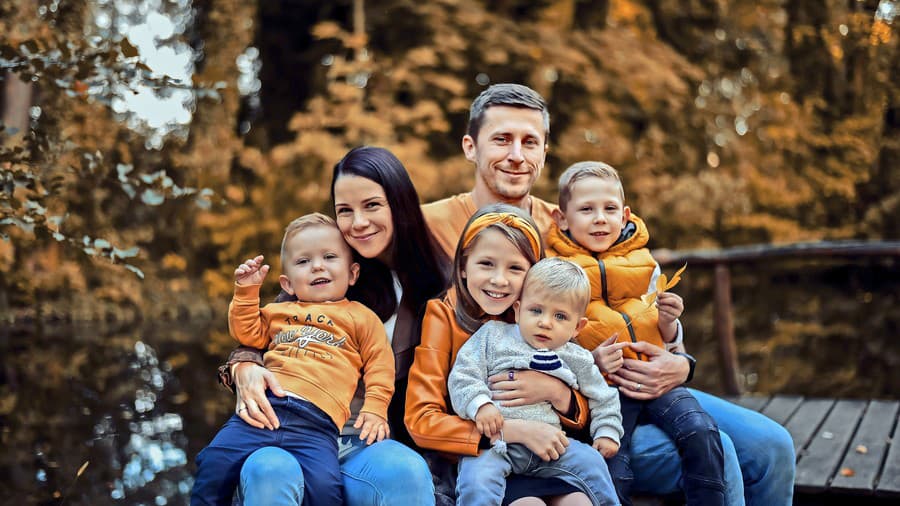 Adamko má okrem dvoch starších súrodencov ešte mladšieho brata Matea, s ktorým sa rád hrá. (Zľava) Adamko (4), Jarka (37), Martin (38), Lívia (10), Matteo (2), Tadeáš (6).