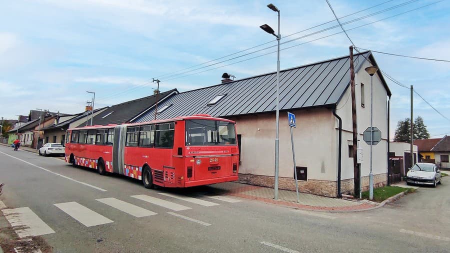 Autobus parkoval na železničnej