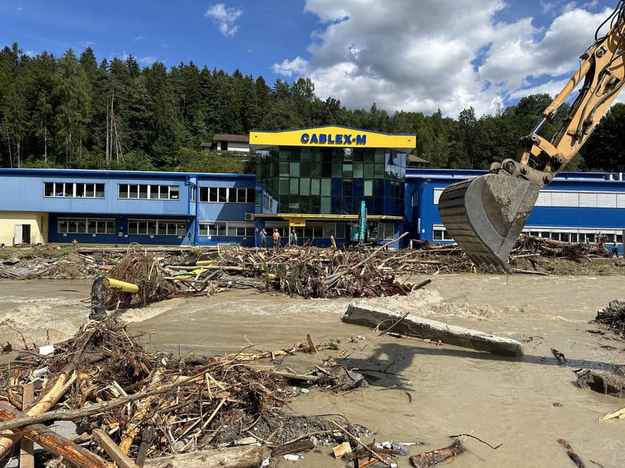 Bager odstraňuje materiálne škody