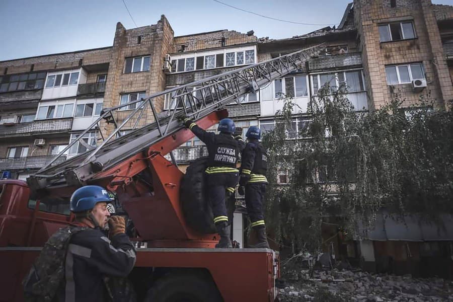 Záchranári evakuujú obyvateľov zo