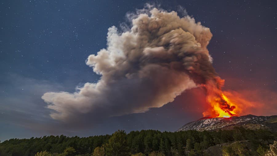 Sopka Etna  zahalila