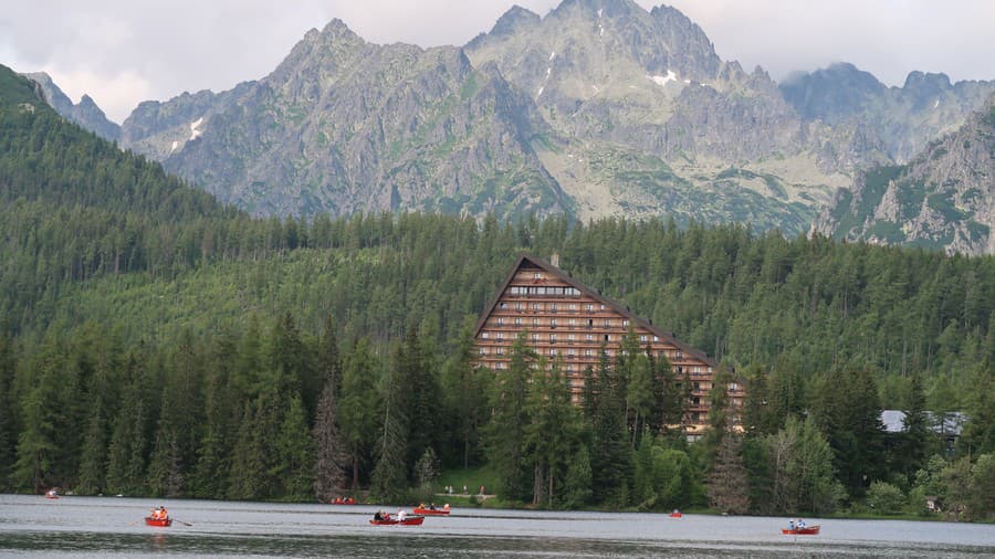 Okolie jazera Štrbské pleso.