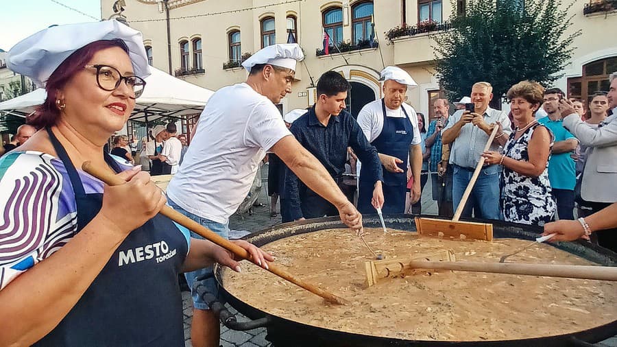 Omeletu počas miešania dôsledne