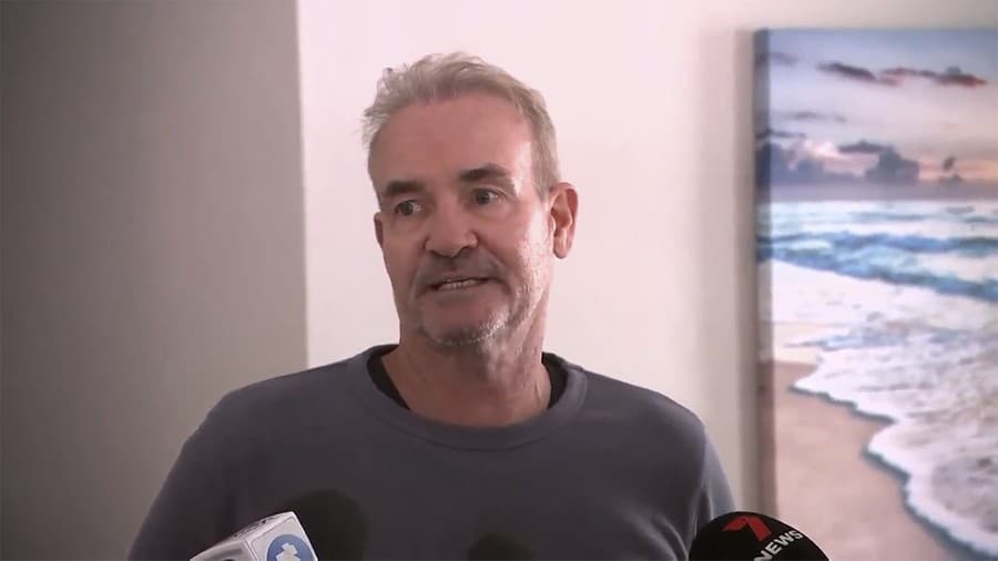 Na videosnímke otec nezvestného austrálskeho turistu Elliota Fotteho hovorí počas tlačovej konferencie 15. augusta 2023 v Sydney. 