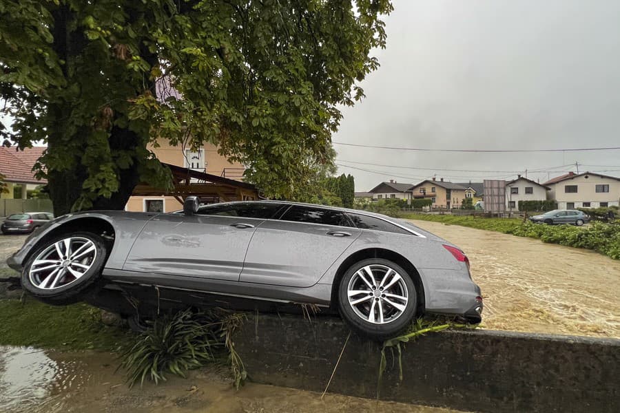 Na snímke uviaznuté auto