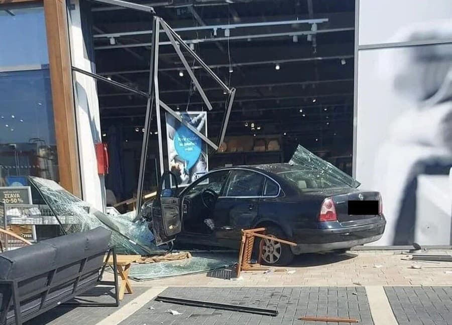 Dopravná nehoda v Brezne, pri ktorej auto skončilo v predajni s nábytkom.