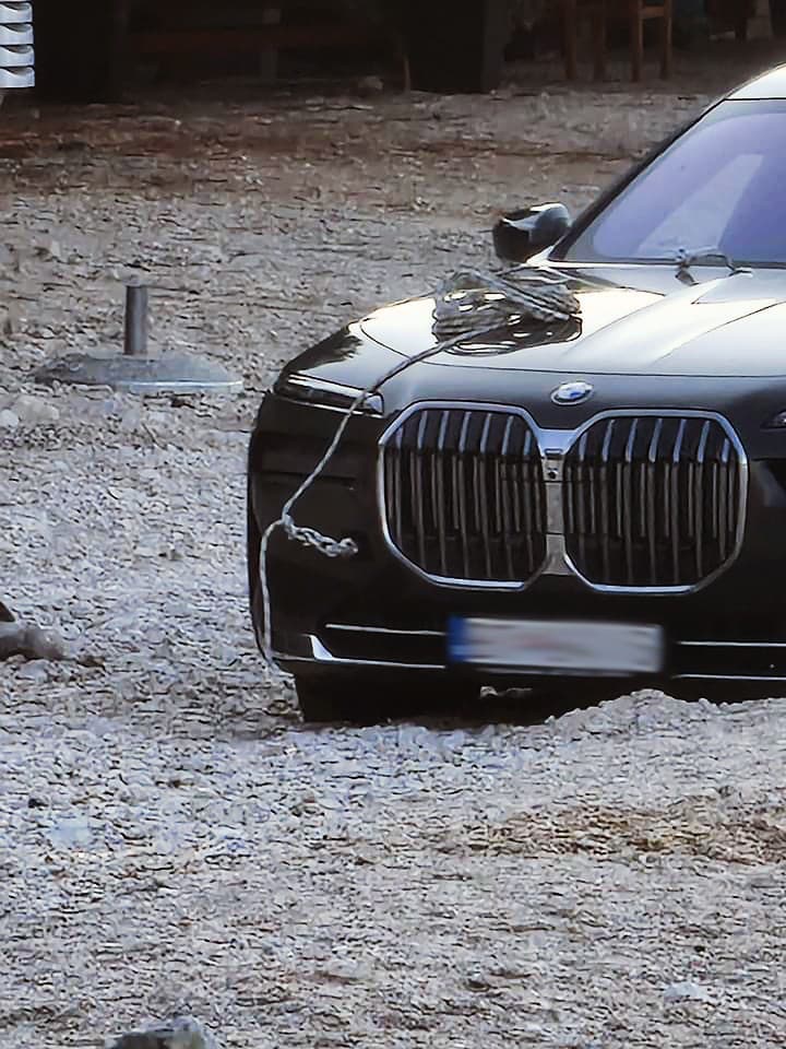 Luxusné BMW s bratislavským EČV majiteľ odparkoval na pláži v letovisku Šimuni.