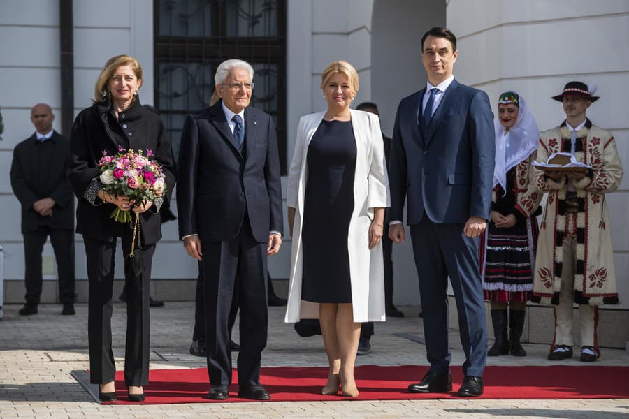 Na snímke taliansky prezident Sergio Mattarella (druhý zľava), jeho dcéra Laura Mattarellová (vľavo), slovenská prezidentka Zuzana Čaputová (druhá sprava) a jej partner Juraj Rizman (vpravo).