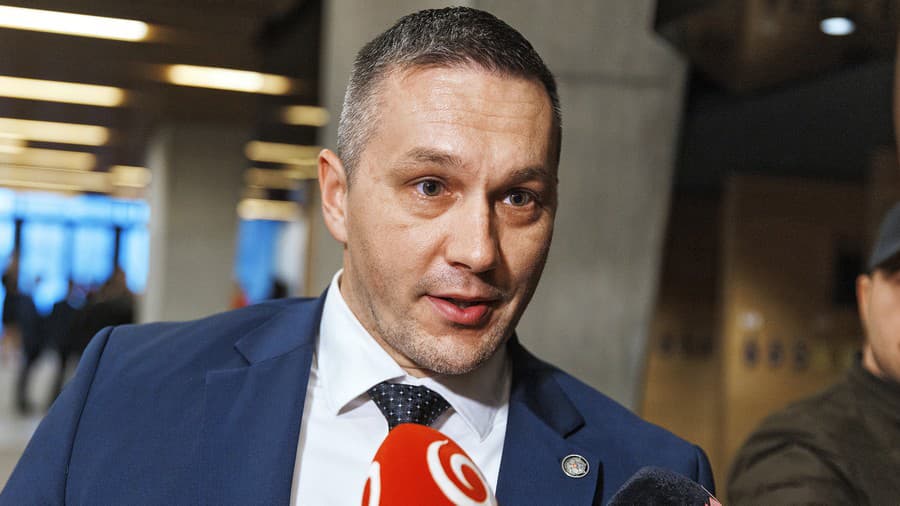 Súčasný šéf SIS Aláč hovorí o prezumpcii neviny a odstúpiť nemieni. 
