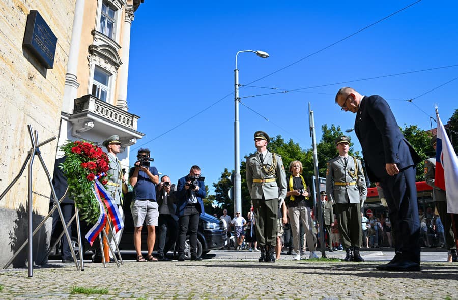 Politici počas pietnej spomienky