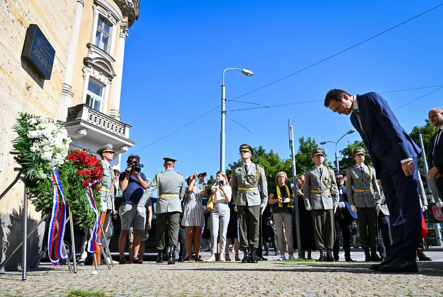 Politici počas pietnej spomienky