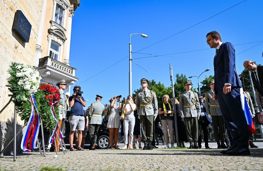 Politici počas pietnej spomienky