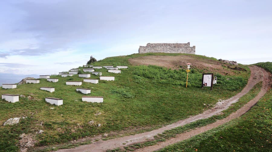 Pustý hrad sa skladá