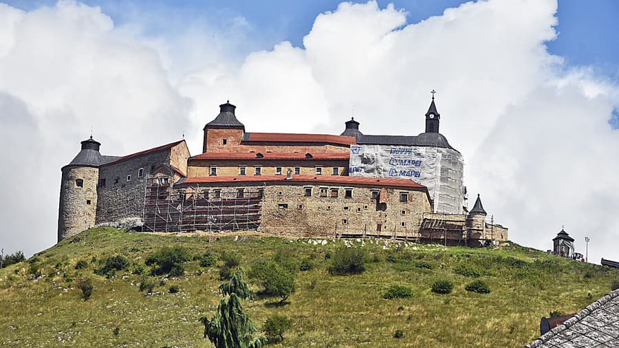 Okolo hradieb sa tiahne