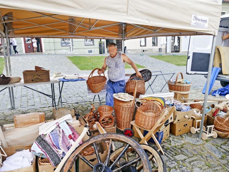 Niektorí stánkari rozkladali šiatre