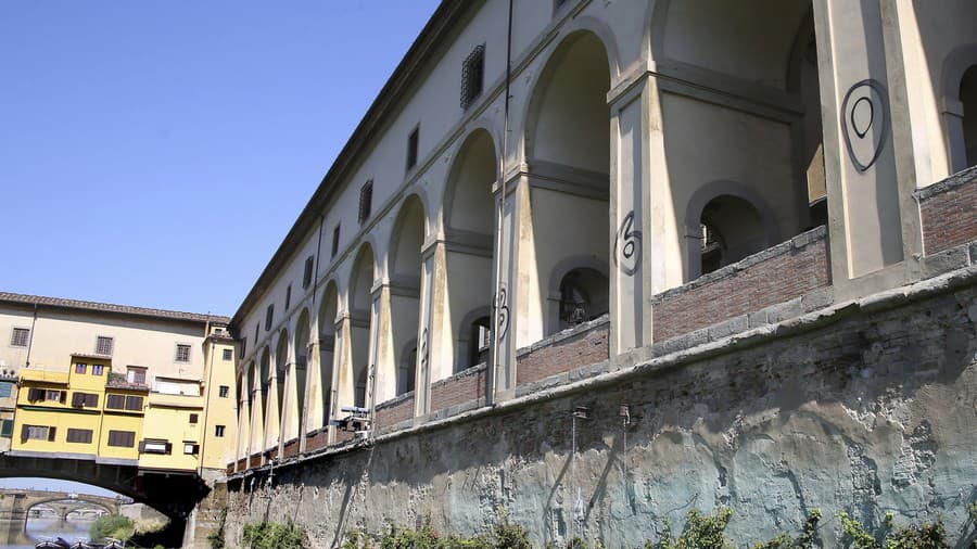 Turisti znehodnotili pamiatku Vasariho