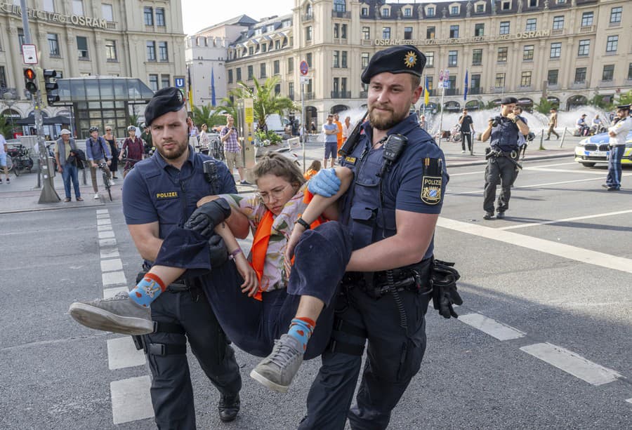 Policajti snažiaci sa odviesť