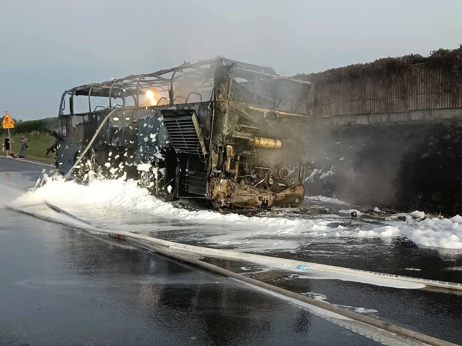 V Poľsku zhorel autobus