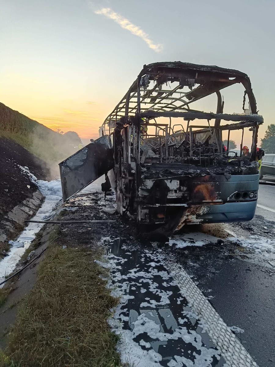 V Poľsku zhorel autobus