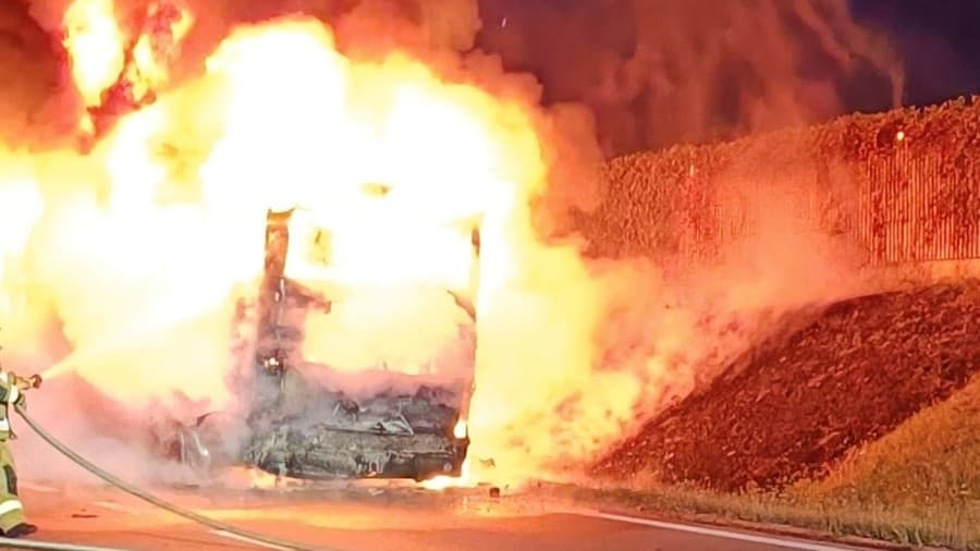 V Poľsku zhorel autobus