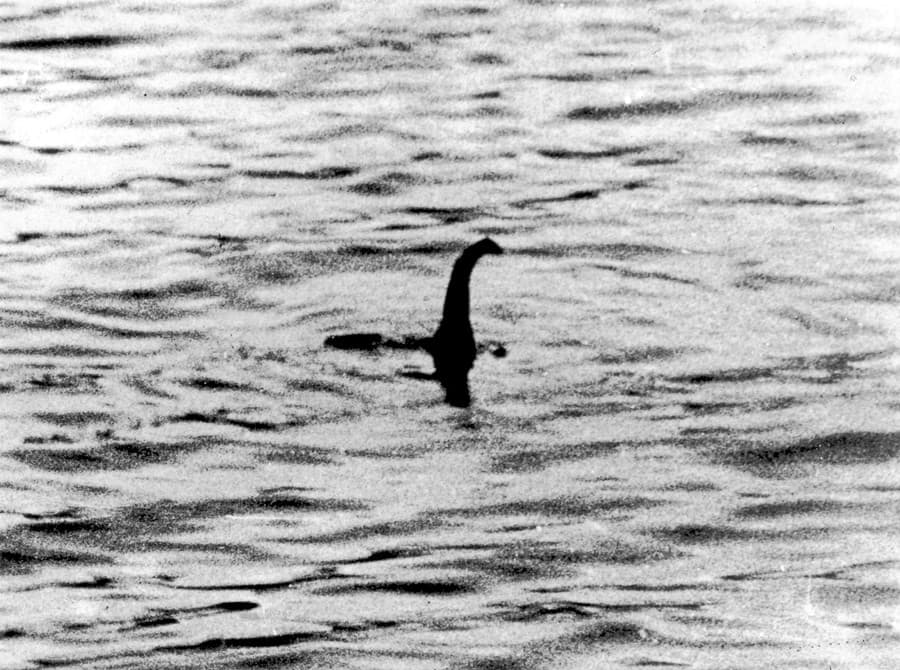 Fotografia z roku 1934 Zachytáva údajnú Lochnesskú príšeru v jazere Loch Ness v Škótsku.