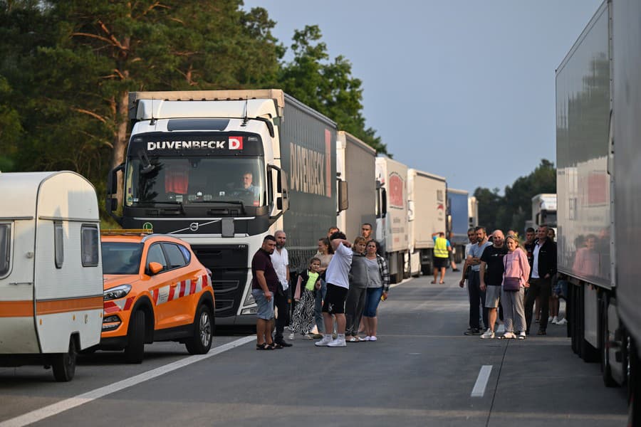 Diaľnicu polícia uzavrela a