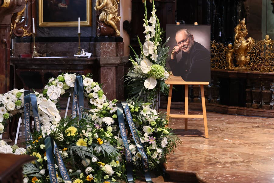Posledná rozlúčka s Vašom Patejdlom († 68) v Bazilike Nanebovzatia Panny Márie na pražskom Strahove.