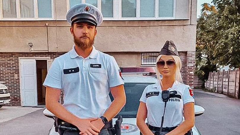 Policajti pomohli zranenému mužovi.