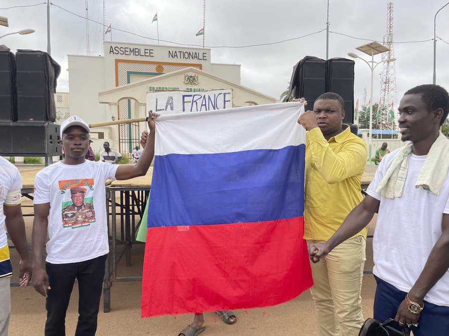 Protestujúci v meste Niamey.