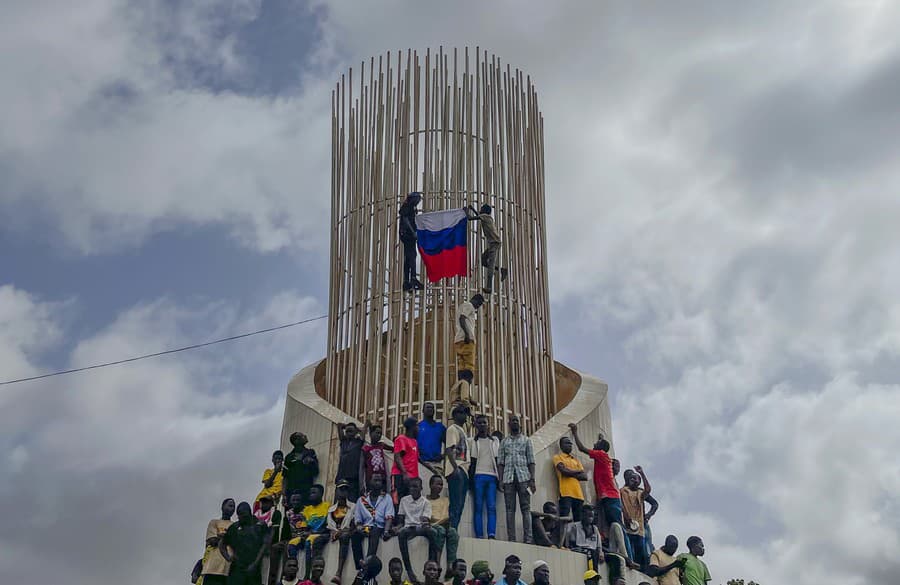 Protestujúci v meste Niamey.