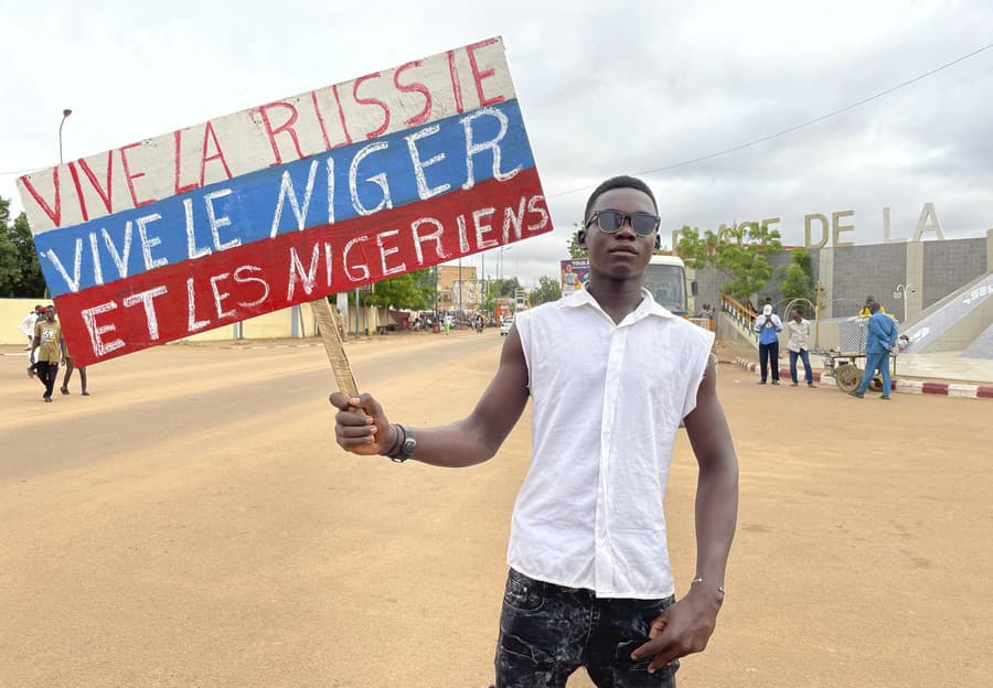 Protestujúci v meste Niamey.