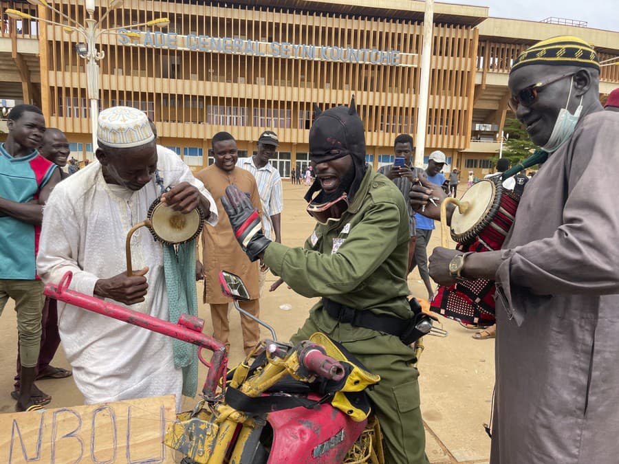 Protestujúci v meste Niamey.