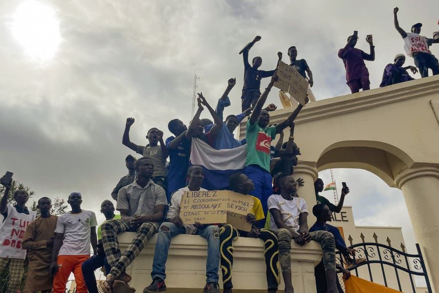 Protestujúci v meste Niamey.